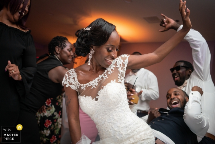 Zdjęcie: <a href="https://www.wpja.com/contests/2019-v11/best-wedding-photographers/2546674"> Kenneth Clapp - Baltimore Maryland </a> Fotografia ślubna Maryland w hotelu z szaloną sceną taneczną