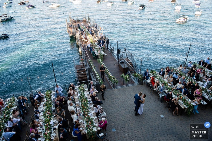 Photo de: <a href="https://www.wpja.com/contests/2019-v11/best-wedding-photographers/2546692"> Matt Theilen - South Lake Tahoe en Californie </a> West Shore Cafe, Lake Tahoe, Californie - Photos de la première danse des jeunes mariés près de l'eau avec des invités