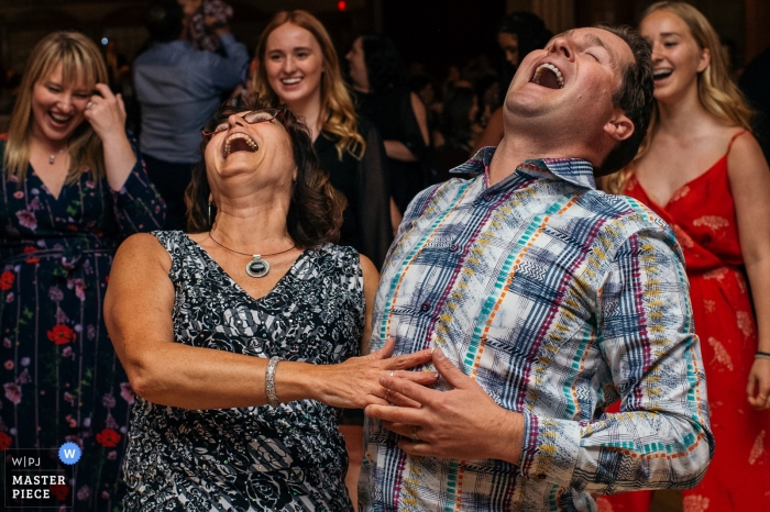 Zdjęcie: <a href="https://www.wpja.com/contests/2019-v11/best-wedding-photographers/2546702"> Dorota Karpowicz - Edmonton Alberta </a> Santa Maria Goretti Centre, Edmonton, AB, Kanada fotografia ślubna pokazująca zabawę na przyjęciu