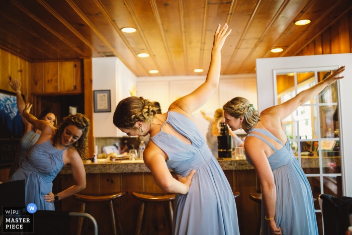 Zdjęcie: <a href="https://www.wpja.com/contests/2019-v11/best-wedding-photographers/2546722"> Nicky Byrnes - Carnelian Bay California </a> Tahoe Vista, Kalifornia Zdjęcie przed ceremonią przedstawiające odcinki druhen w domu