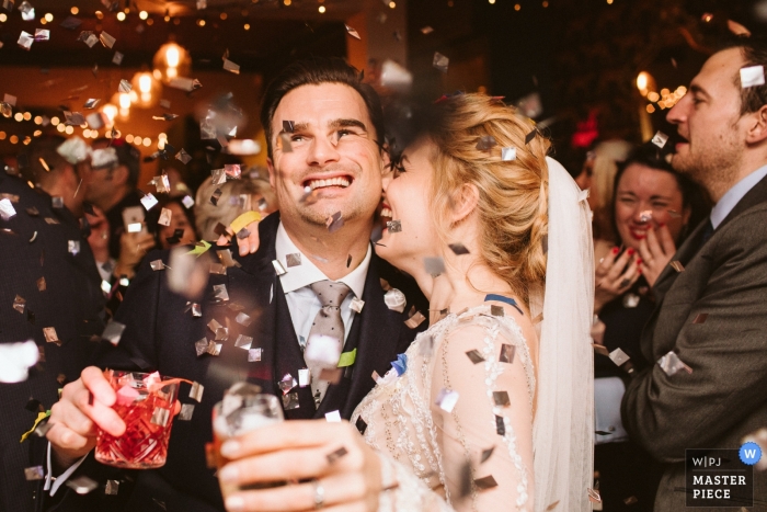 Fotografía de la boda de Chesham que muestra a los novios bajo el canon de confeti