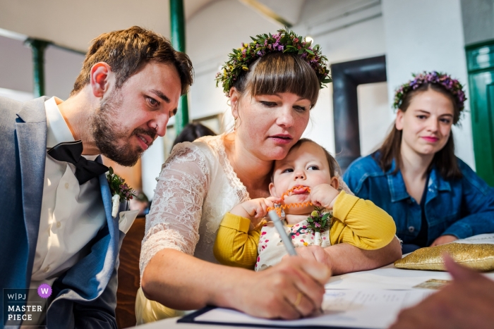 Photo by: <a href="https://www.wpja.com/contests/2019-v12/best-wedding-photographers/2547455">Paulo Sacramento - Mainz Rheinland-Pfalz</a> Germany Wedding Ceremony, On Location Photography - Interesting moment with the child during the signatures