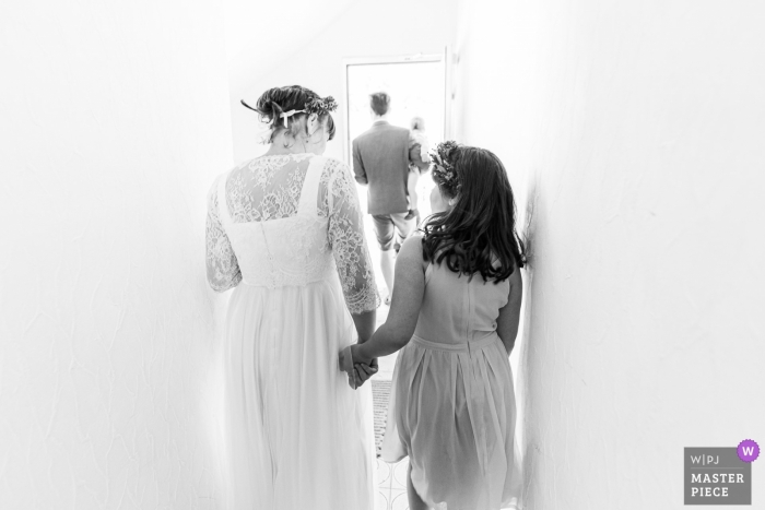 Fotografia de casamento na Alemanha | Casal com seus filhos chegando em casa da cerimônia