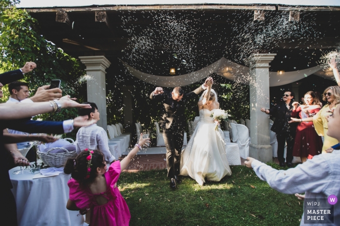 Foto von: <a href="https://www.wpja.com/contests/2019-v12/best-wedding-photographers/2547667"> Cristian Bussu - Pescia Pistoia </a> Hochzeitsfotos der Villa Il Mocale vom Konfetti nach dem Gelübde
