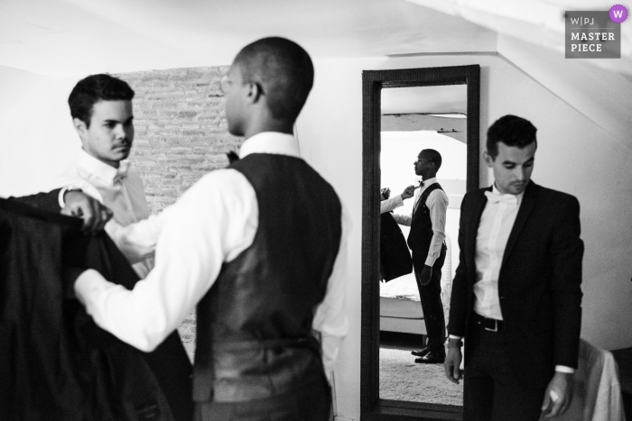 Foto von: <a href="https://www.wpja.com/contests/2019-v12/best-wedding-photographers/2547706"> Estelle Offroy - La Varenne </a> Fotos vom Hotel an der Rezeption - Château de l'Eperonnière, Rochefort-sur-Loire 49 - Der Bräutigam macht sich bereit, umgeben von seinen besten Männern.
