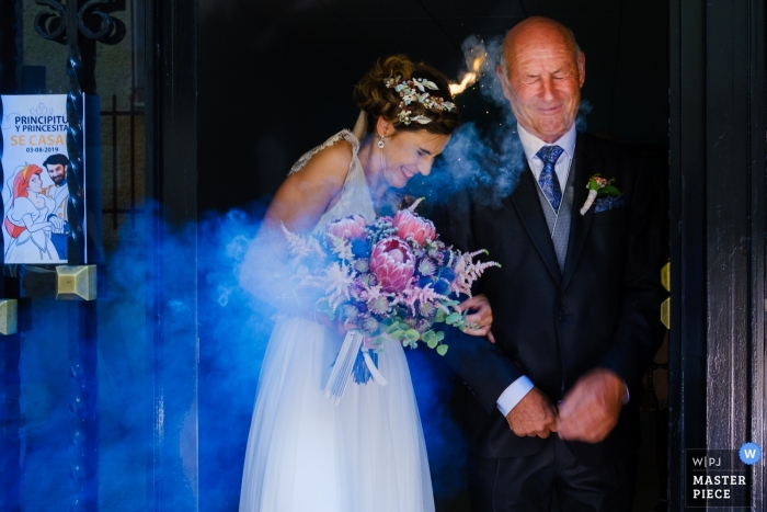 salida novia, ibi - fotografia di matrimonio con fuochi d'artificio che esplodono vicino alla sposa