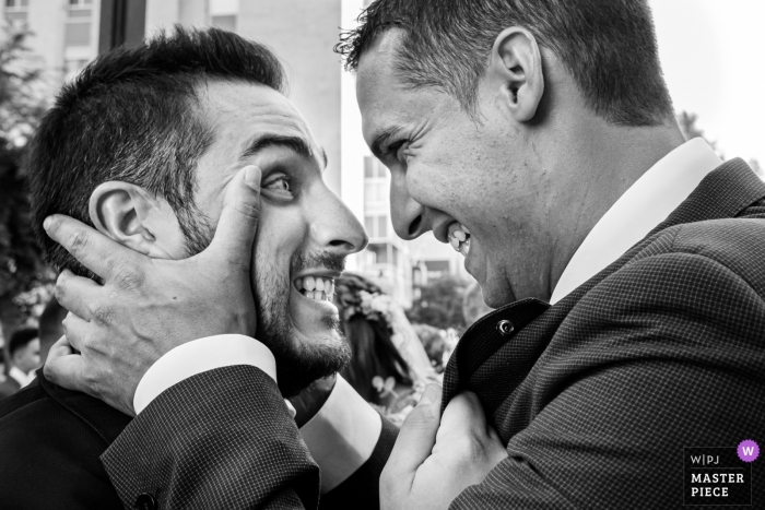 Foto: <a href="https://www.wpja.com/contests/2019-v12/best-wedding-photographers/2547989"> Toni Miranda - Alcoy Alicante </a> Alcoy Hochzeitsfotograf | zwei Männer schauen sich emotional an
