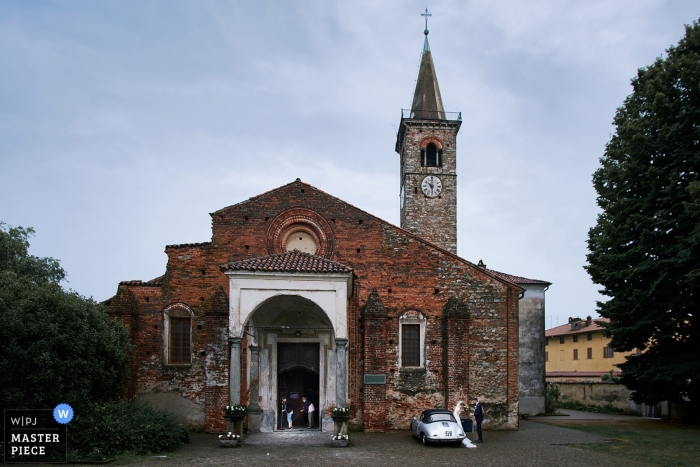 Photo: <a href="https://www.wpja.com/contests/2019-v12/best-wedding-photographers/2548151"> Andrea Bagnasco - Varazze Savone </a> Les mariés sur le point de quitter le lieu de la cérémonie en Italie. | Tenuta Castello - Photographie de mariage au club de golf de Cerrione.