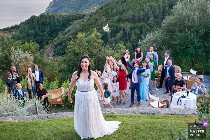 Foto door: <a href="https://www.wpja.com/contests/2019-v12-photography-competition/best-wedding-photographers/2548158"> Andrea Bagnasco - Varazze Savona </a> Eremo della Maddalena, openluchtfoto van Cinque Terre tijdens de boeketworp