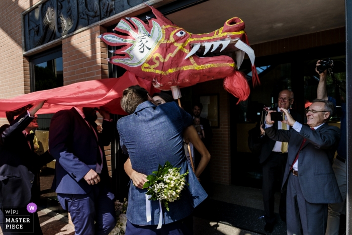 Foto por: <a href="https://www.wpja.com/contests/2019-v12/best-wedding-photographers/2548228"> Matteo Reni - Busto Arsizio Varese </a> Chiesa di San Carlo, Novate Milanese, Milano Fotógrafo de bodas | El primer beso debajo del dragón rojo.