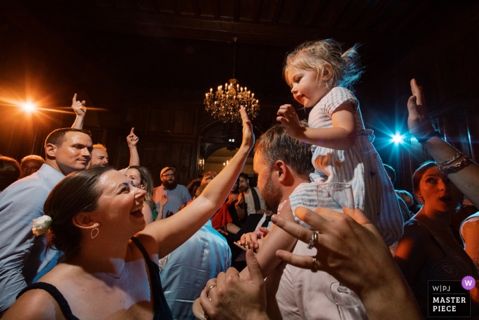 Chateau de Maulmont, Francia Fotógrafo del lugar de la boda - Tiempo de fiesta con una niña en los hombros durante la recepción musical