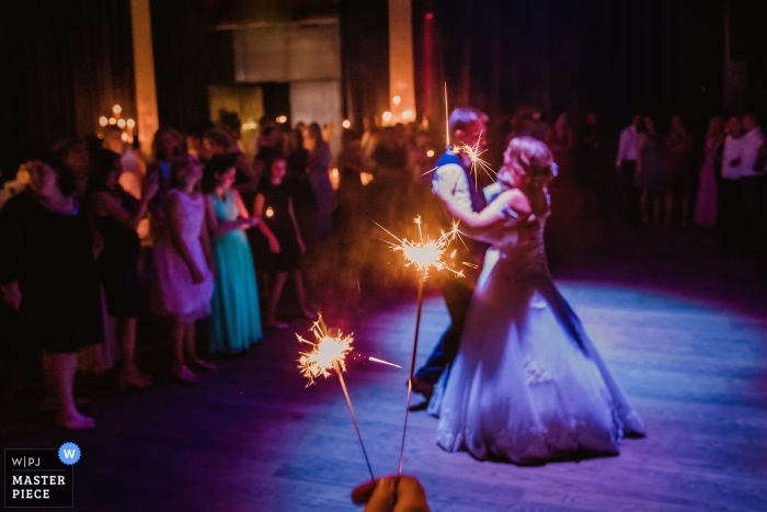 Foto von: <a href="https://www.wpja.com/contests/2019-v12/best-wedding-photographers/2548391"> Nadine Lotze - Hagen Nordrhein-Westfalen </a> Hochzeitsfotografie im Casino Zeche Zollverein | Bild der Braut und des Bräutigams während des ersten Tanzes mit Wunderkerzen