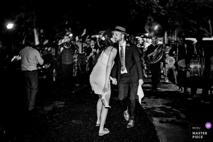 Foto di matrimonio presso la Urbania House di New Orleans - Fotografia notturna degli sposi che guidano la seconda linea