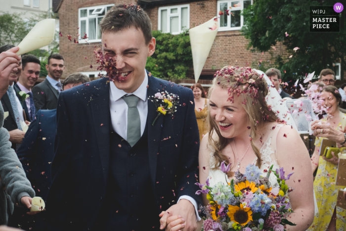 Photo: <a href="https://www.wpja.com/contests/2019-v12/best-wedding-photographers/2548430"> Nick Brightman - Les Midlands occidentaux de Wolverhampton </a> Photographie de reportage de mariage à Birmingham des mariés Confetti wammy après la cérémonie