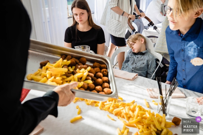 Foto de boda en Klooster Belén mostrando la cena para los niños.