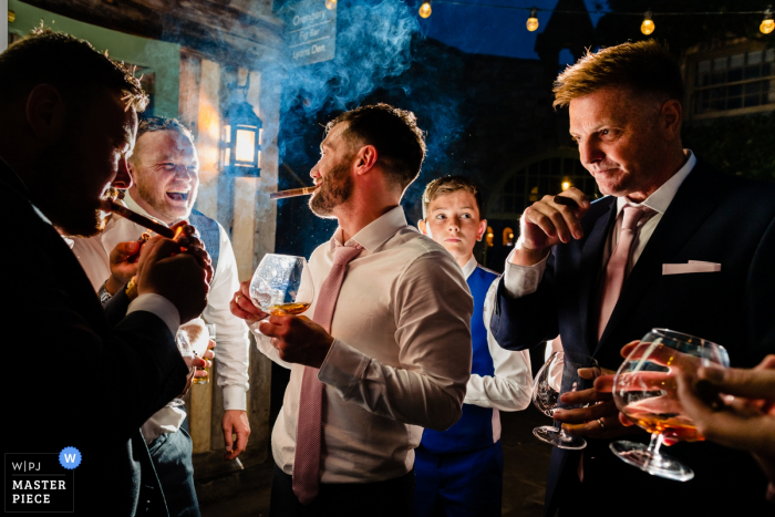 Ontvangstfotografie voor bruiloftsevenementen van Cliff at Lyons, Ierland | Groomsmen's whisky en sigaren na het diner