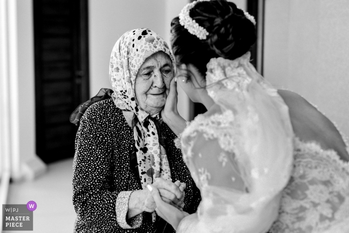 Fotos de casamento de Çanakkale-Aqua Hall - noiva com amor à avó