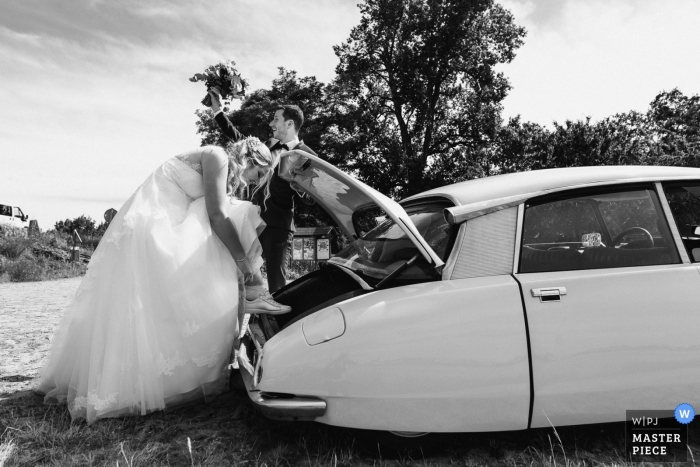 Fotógrafo de bodas en Bord de Loire con coche nupcial | Imagen del cambio de zapatos después de la ceremonia para la novia.