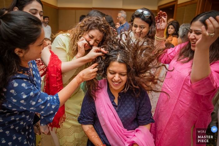 Photo: <a href="https://www.wpja.com/contests/2019-v12/best-wedding-photographers/2548595"> Anupa Shah - Maharashtra de Mumbai </a> Maharashtra Mumbai photographie de mariage de la mariée avec ses meilleurs amis