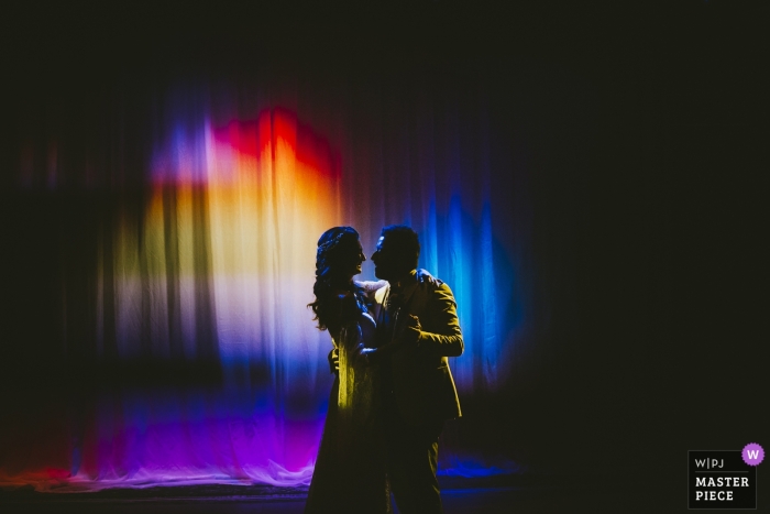 Fotografia de casamento no Istanbul Marriot Asia Hotel - imagem da primeira dança em um fundo colorido