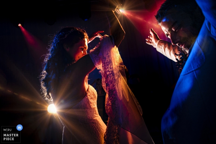 Foto von: <a href="https://www.wpja.com/contests/2019-v12/best-wedding-photographers/2548620"> Emre Nesli - Istanbul Istanbul </a> Hochzeitsfotos des Istanbul Marriot Asia Hotels eines Paares, das auf Scheinwerferlichtern an der Empfangsparty tanzt