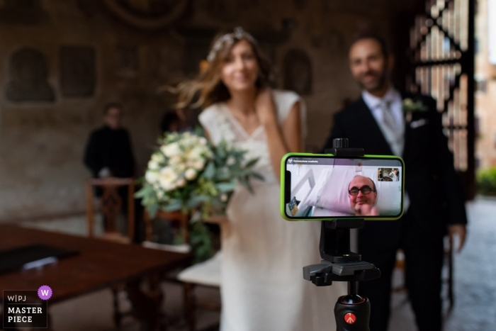 Photo by: <a href="https://www.wpja.com/contests/2019-v12/best-wedding-photographers/2548627">Donatella Barbera - Certaldo Firenze</a> Certaldo, Florence wedding photos showing family love via Facetime/Skype session