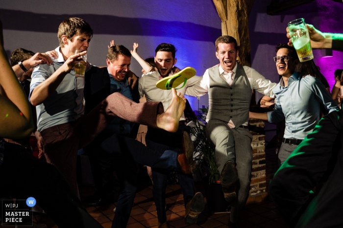 Fotografía de la recepción nupcial en Hof Ter Musschen Bruselas - Zapatos voladores