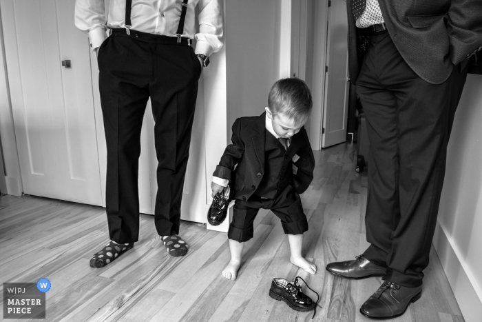 Fotógrafo de bodas en Montreal, Canadá: un niño se prepara el día de la boda de los padres