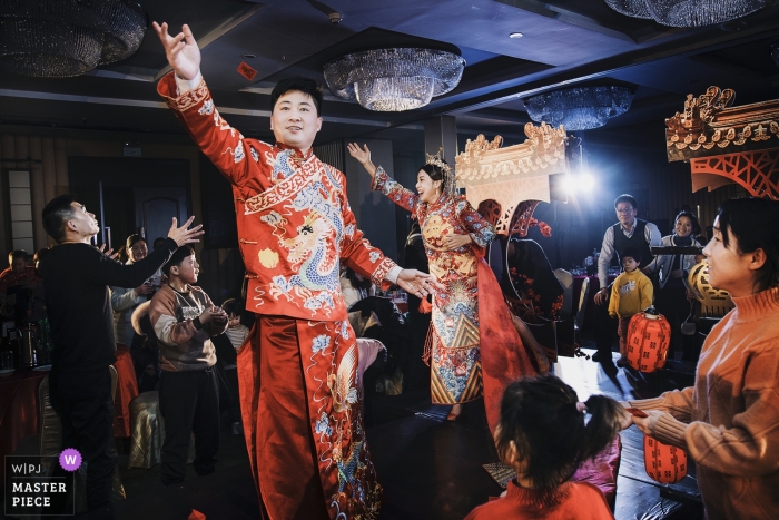 China hotel photographer - At the end of the wedding ceremony, the couple scattered red envelopes to share happy. 