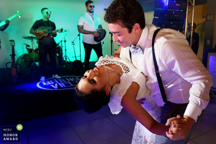 Groom dipping bride before the live band Recanto São Bento wedding venue photo from the dance floor | Groom dipping bride before the live band