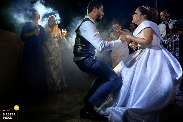 Imágenes de fotografía de bodas de Aldeia das Flores de la acción en la pista de baile de los novios.