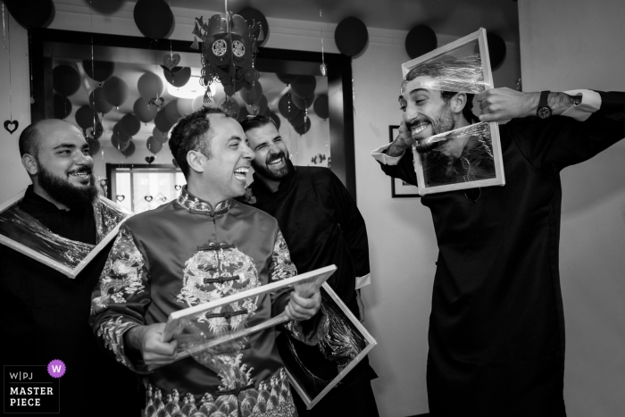 Photo: <a href="https://www.wpja.com/contests/2019-v12/best-wedding-photographers/2548829"> Joy Qin - Longyan </a> Fujian, Chine Photojournalisme de mariage - Groomsmen Door Jeux avec pellicule de plastique étirée.