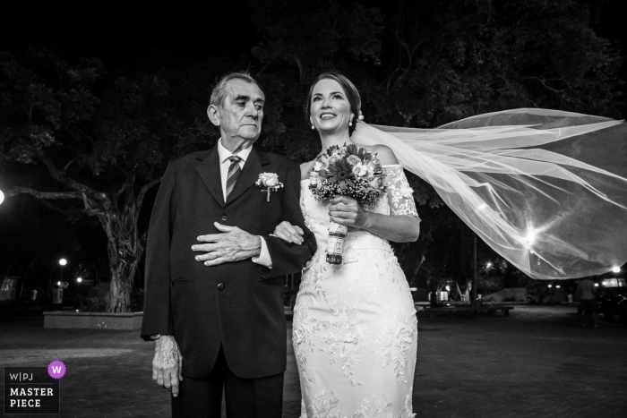 Imagen de la ceremonia de boda en Brasil de la novia con velo que fluye - Fotografía en blanco y negro