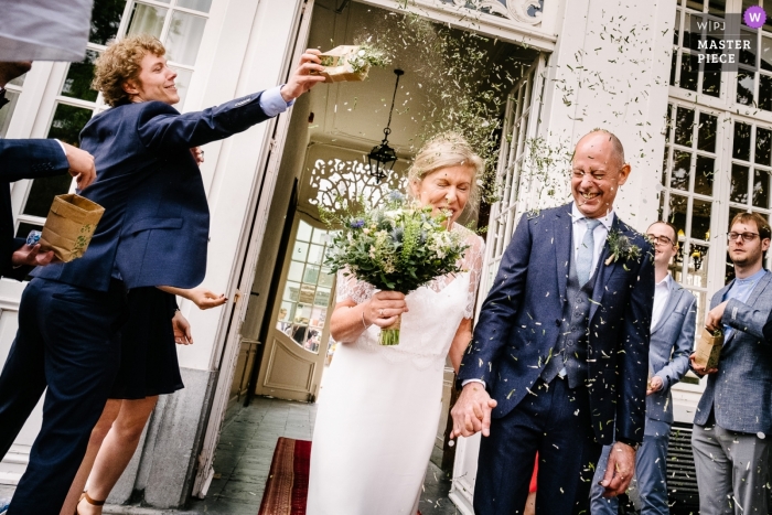 Vlaanderen Huwelijksceremonie Foto van stel dat herenhuis verlaat