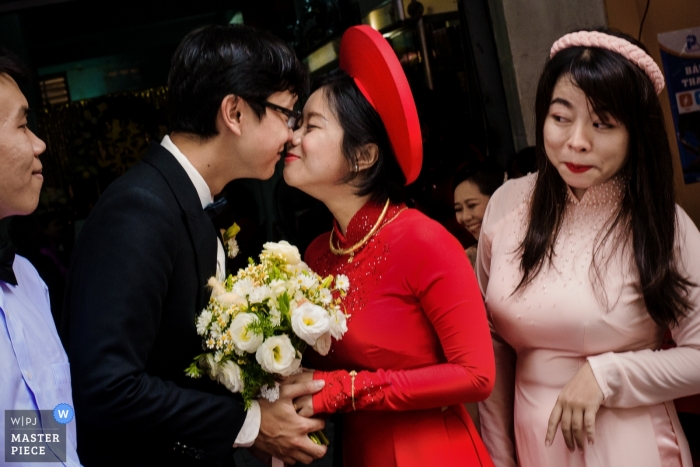 A curious look from a friend Hochiminh Wedding Day Photo - A curious look