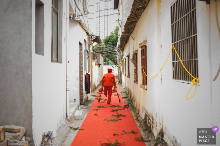 Photo by: <a href="https://www.wpja.com/contests/2019-v13/best-wedding-photographers/2549445">Asaph Xu - Quanzhou </a> FuJian PuTian wedding day photography with red carpet outside