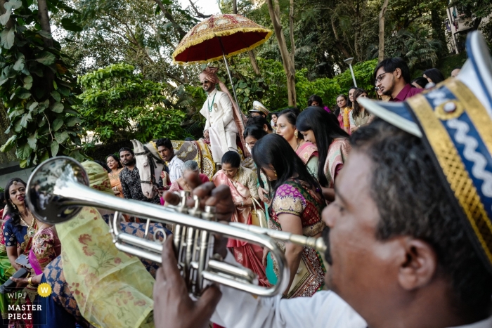 Foto door: <a href="https://www.wpja.com/contests/2019-v13/best-wedding-fotografen/2549642"> William Lambelet - Montpellier </a> Mumbai, India Baraat processie foto's op trouwdag van de bruidegom met menigte en muzikanten
