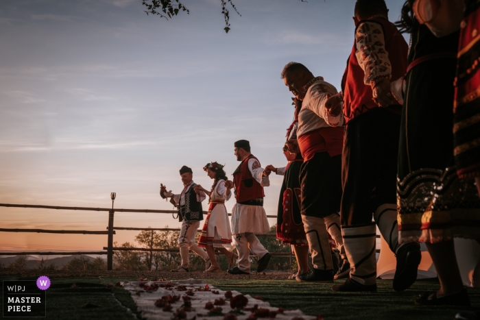 Foto von: <a href="https://www.wpja.com/contests/2019-v13/best-wedding-photographers/2549675"> Hristina Handzhieva - Lovech </a> Dren, Sofia Hochzeitsfotograf | Bulgarischer traditioneller Tanz in traditioneller Kleidung