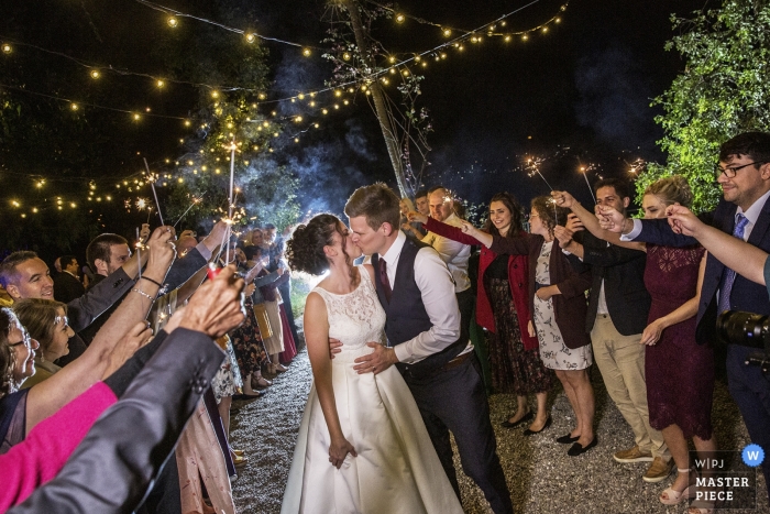 Foto por: <a href="https://www.wpja.com/contests/2019-v13/best-wedding-photographers/2549943"> Michela Bocciarelli - Milano Milano </a> Villa Monastero Pax, Lenno, Italia Foto de boda de la novia / novio / beso / amor
