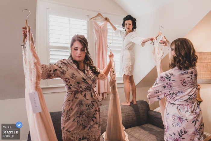 Fotografia di matrimonio da Prepararsi al Nantucket Hotel - Sposa e damigelle si preparano a mettersi i vestiti prima del matrimonio.