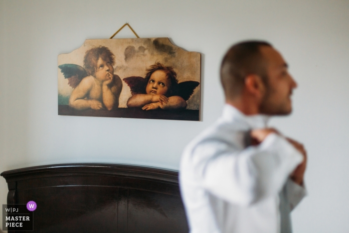 Casa dello sposo in Sicilia - Fotografia di matrimonio prima della cerimonia di preparazione.