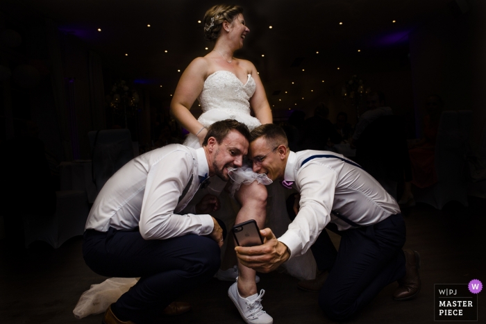 Photo: <a href="https://www.wpja.com/contests/2019-v13/best-wedding-photographers/2550367"> Rosa Engel - Aix-la-Chapelle Nordrhein-Westfalen </a> Lua Pauline, Aix-la-Chapelle - Photo de la cérémonie de mariage avec le retrait de la jarretière à Aix-la-Chapelle