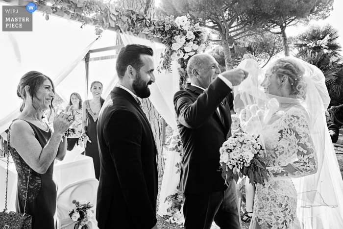 Foto von: <a href="https://www.wpja.com/contests/2019-v13/best-wedding-photographers/2550458"> Andrea Bagnasco - Varazze Savona </a> Villa Lagorio, Italienische Riviera, Hochzeitsfotos im Freien, die die Enthüllung der Braut zeigen