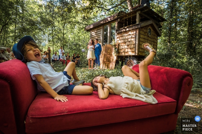 la petite fabriek Hochzeitsfotografie von Kindern der Braut und des Bräutigams während der Zeremonie