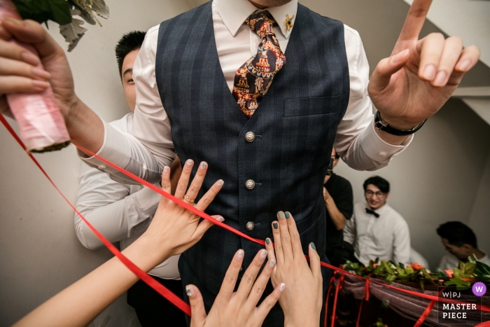 Zdjęcie: <a href="https://www.wpja.com/contests/2019-v13/best-wedding-photographers/2550515"> Haoce Sun - Wenzhou </a> Fotografia domowa Zhejiang w dzień ślubu druhen, które uniemożliwiają postępowi pana młodego