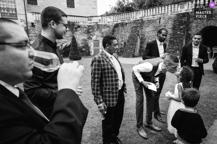 Foto por: <a href="https://www.wpja.com/contests/2019-v13/best-wedding-photographers/2550617"> Jeremy Fiori - Angers </a> Fotos del día de la boda de Chateau de la Perrière - La hija del novio besa a su padre