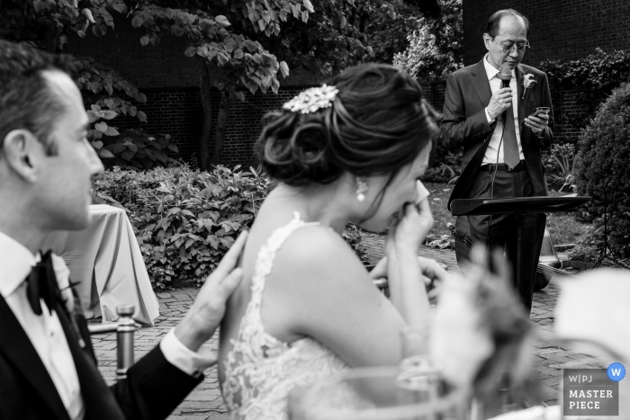 NJ Receptie Locatie Fotografie | Huilende bruid terwijl de Bruidegom haar troost tijdens de welkomsttoost van haar vader