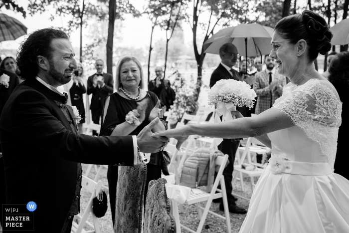 Villa Molin - Padoue - Région de la Vénétie - Italie Photos de mariage | La mariée rejoint le marié à l'autel. Grande émotion un jour de pluie.