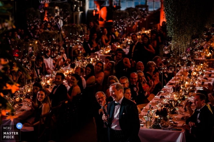 Dusseldorf, Duitsland Fotografie voor huwelijksreceptie | Vader van de bruid houdt een toespraak