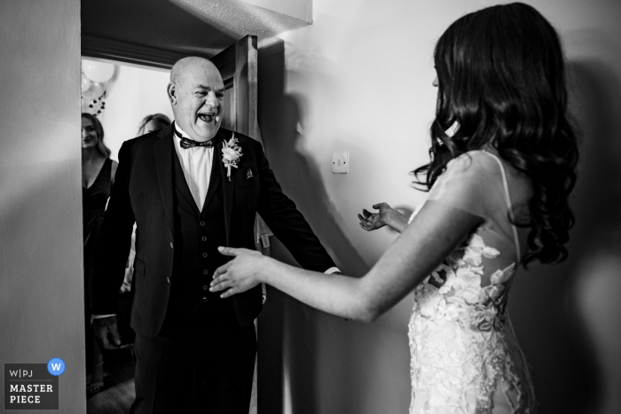 Foto: <a href="https://www.wpja.com/contests/2019-v13/best-wedding-photographers/2550933"> Annie Kheffache - Dun Laoghaire Dublin </a> Kildare, Irland Dokumentarischer Hochzeitsfotograf - Der Pate sieht die Braut zum ersten Mal, als er ankommt, um sie den Gang entlang zu führen